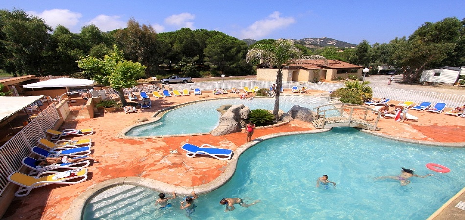 Où trouver un camping avec piscine en Corse ?
